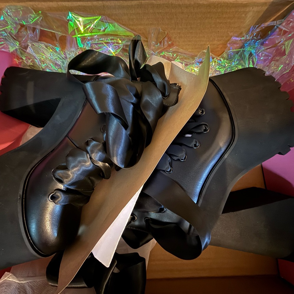 NIB Dolls Kill Dancing Hearts Platform Boots – Black- W6 - Picture 9 of 11